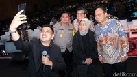 Para nara sumber berfoto bersama seusai diskusi.  