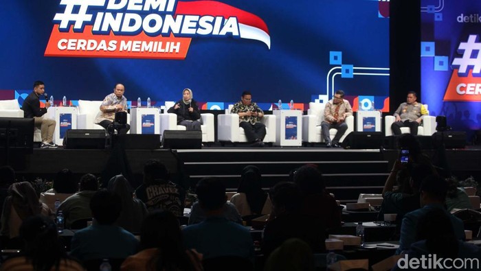Menkominfo-Kabaharkam Bahas Medsos di #DemiIndonesia Cerdas Memilih Sejumlah tokoh hadir dalam diskusi di acara #DemiIndonesia Cerdas Memilih di Kasablanka Hall, Jakarta. Salah satu yang dibahas terkait Medsos pada Pemilu 2024.