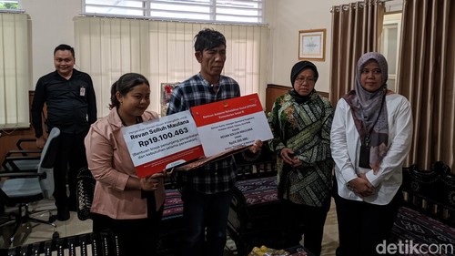 Menteri Sosial Tri Rismaharini berikan bantuan dana Atensi kepada siswa SD alami lumpuh asal Sumbawa di Mataram, Kamis (7/12/2023). (Ahmad Viqi/detikBali)