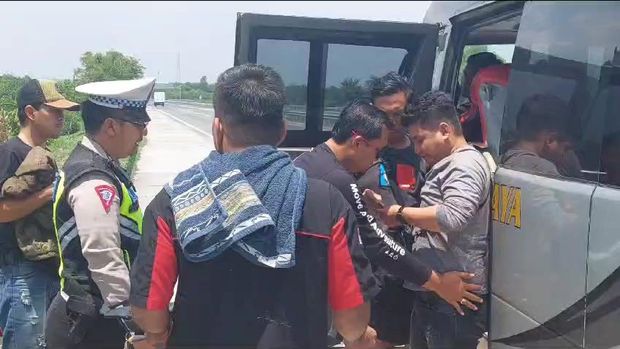 mobil travel isi pelaku curat dihentikan di tol Gempas