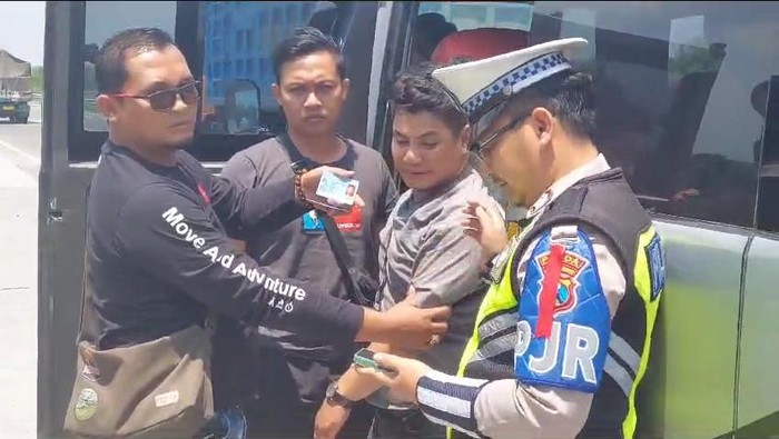 mobil travel isi pelaku curat dihentikan di tol Gempas
