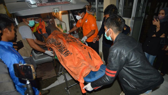 Momen Pilu Pemulangan 23 Jenazah Pendaki Gunung Marapi Keluarga korban menangis di samping jenazah anaknya yang menjadi korban erupsi Gunung Marapi, di Rumah Sakit Dr Achmad Mochtar Bukittinggi, Sumatera Barat, Rabu (6/12/2023). Posko DVI (Disaster Victim Identification) Polda Sumatera Barat merilis dari 75 total korban yang diketahui mendaki Gunung Marapi pada Minggu (3/12), 52 di antaranya selamat, dan 23 korban meninggal dunia, 22 jenazah sudah dipulangkan ke rumah masing-masing dan satu masih dalam proses evakuasi. ANTARA FOTO/Iggoy el Fitra/nz
