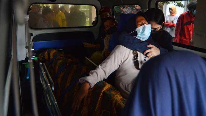 Momen Pilu Pemulangan 23 Jenazah Pendaki Gunung Marapi Keluarga korban menangis di samping jenazah anaknya yang menjadi korban erupsi Gunung Marapi, di Rumah Sakit Dr Achmad Mochtar Bukittinggi, Sumatera Barat, Rabu (6/12/2023). Posko DVI (Disaster Victim Identification) Polda Sumatera Barat merilis dari 75 total korban yang diketahui mendaki Gunung Marapi pada Minggu (3/12), 52 di antaranya selamat, dan 23 korban meninggal dunia, 22 jenazah sudah dipulangkan ke rumah masing-masing dan satu masih dalam proses evakuasi. ANTARA FOTO/Iggoy el Fitra/nz