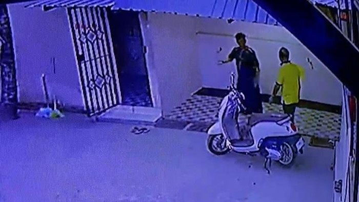 Momen saat imam masjid didatangi pelaku di Kendari, Sultra.