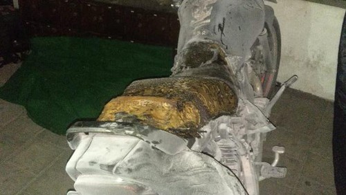 Sebuah motor terbakar di SPBU Badung Selasa malam (5/12/2023). Kebakaran dipicu karena pengendara memantik korek saat isi bahan bakar.