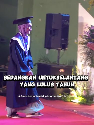 Nenek 94 tahun ini mengikuti acara wisuda di Kabupaten Nganjuk, Jawa Timur.