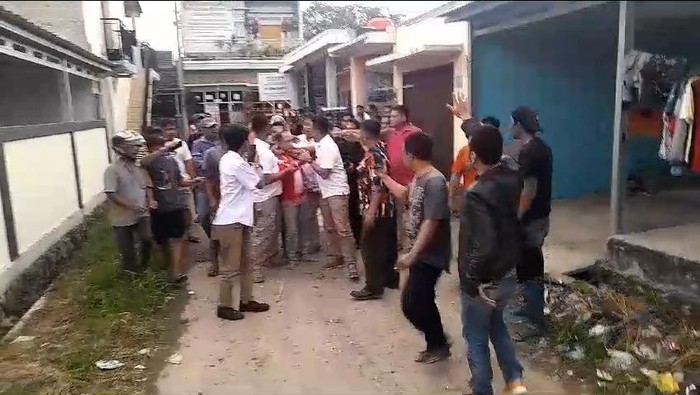 Oknum pengacara di Serang, Banten, berinisial JM, digeruduk massa lalu diamankan polisi usai diduga memerkosa bocah. (Tangkapan layar video viral)