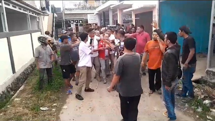Oknum pengacara di Serang, Banten, berinisial JM, digeruduk massa lalu diamankan polisi usai diduga memerkosa bocah.
