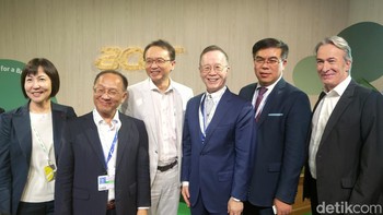 CEO dan Chairman Acer, Jason Chen (jas putih) mengatakan Conscious Technology adalah platform dimana Acer menempatkan semua inovasi teknologi terbarunya sebagai solusi atas dampak perubahan iklim. Foto: Fitraya Ramadhanny/detikcom