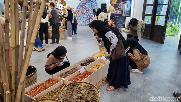Pameran seni Semarang Bercerita Jalur Rempah di Gedung Outdetrap, Kota Lama, Semarang, Kamis (7/12/2023).