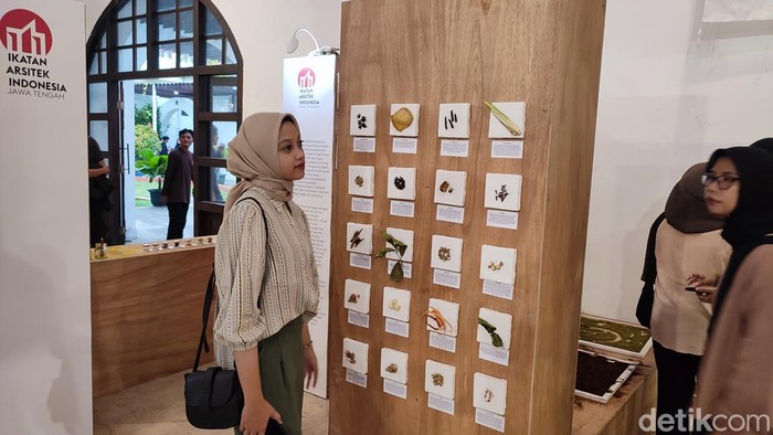 Pameran seni Semarang Bercerita Jalur Rempah di Gedung Outdetrap, Kota Lama, Semarang, Kamis (7/12/2023).