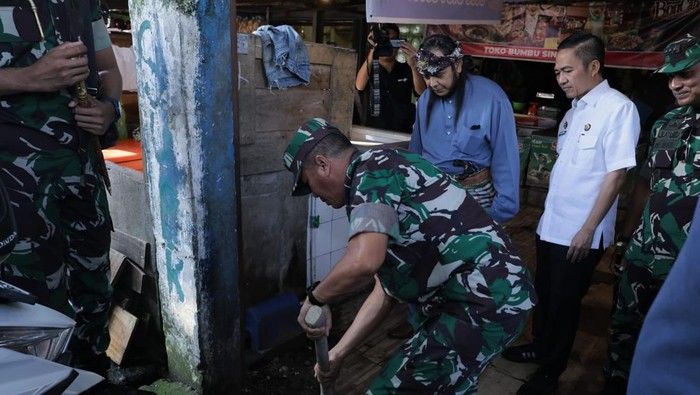 Pangdam II Sriwijaya Mayjen TNI Yanuar Adil dan Pj Walikota Palembang Ratu Dewa melakukan pembersihan di pasar Sekip Ujung Palembang.