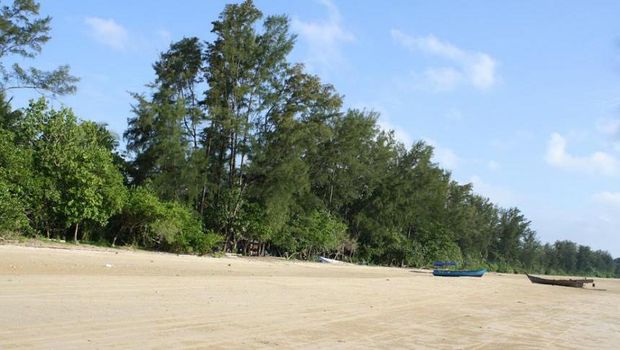 Pantai Bembang di Kecamatan Jebus, Babel, yang masih asri.