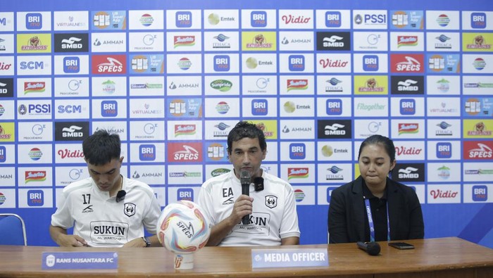 Eduardo Almeida dan Pauolo Sitanggang saat sesi jumpa pers jelang laga PSS Sleman vs RANS Nusantara, Kamis (7/12/2023).