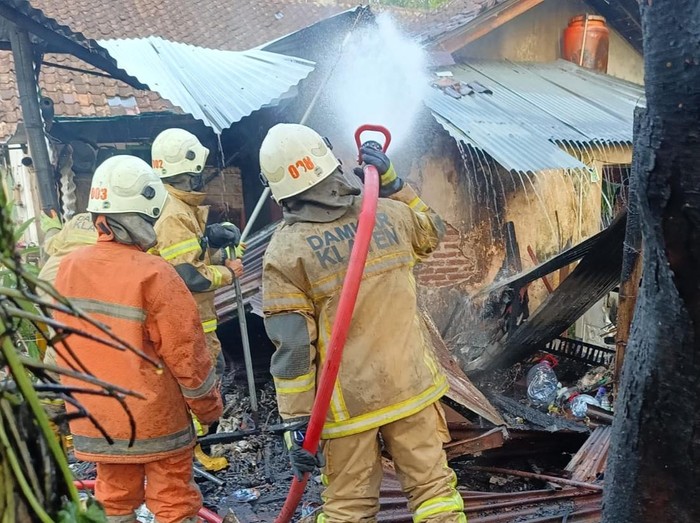 Pemadaman kebakaran gudang rosok di Kecamatan Ceper, Kabupaten Klaten, Kamis (7/12/2023) pagi.