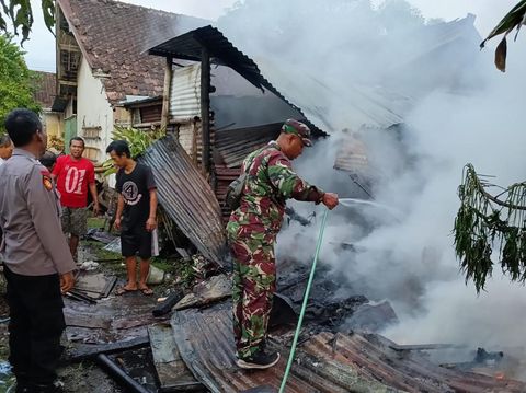 Pemadaman kebakaran gudang rosok di Kecamatan Ceper, Kabupaten Klaten, Kamis (7/12/2023) pagi.