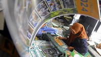 Pekerja menyelesaikan produksi kalender 2024 di percetakan Grafika Al-Hikmah, Makassar, Sulawesi Selatan, Kamis (7/12/2023).