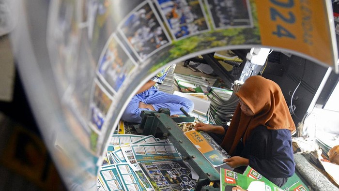 Pemesanan kalender meningkat jelang akhir tahun Pekerja memeriksa kalender yang telah diproduksi di percetakan Grafika Al-Hikmah, Makassar, Sulawesi Selatan, Kamis (7/12/2023). Menjelang pergantian tahun dari 2023-2024, produksi kalender mengalami peningkatan dari sebelumnya 1000 eksemplar kini mencapai 3000 eksemplar karena adanya pemesanan dari calon legislatif untuk keperluan kampanye dalam Pemilihan Umum (Pemilu) 2024 mendatang. ANTARA FOTO/Hasrul Said/YU/nz