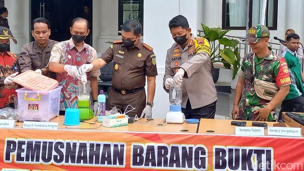 Pemusnahan barang bukti di Kejaksaan Negeri (Kejari) Kota Solo, Kamis (7/12/2023).