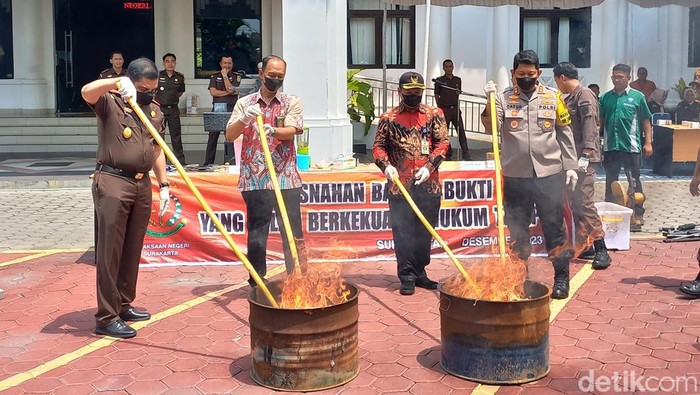 Pemusnahan barang bukti di Kejaksaan Negeri (Kejari) Kota Solo, Kamis (7/12/2023).