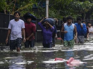 Penampakan Banjir Akibat Badai Terjang India, 13 Orang Tewas