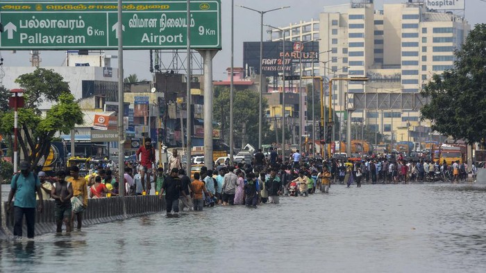 Penampakan Banjir Akibat Badai Terjang India, 13 Orang Tewas National Disaster Response Force (NDRF) rescuers evacuate people from flooded areas following heavy rains along the Bay of Bengal coast in Chennai, India, Tuesday, Dec.5, 2023. Tropical Storm Michaung began making landfall along India's southeastern coastline Tuesday, bringing with it torrential rains and strong winds. (AP Photo)