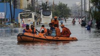 Setidaknya 25 desa terendam banjir ketika topan bergerak ke arah utara. Petugas harus mengevakuasi lebih dari 15.000 orang ke tempat aman sebelum terjadi bencana.