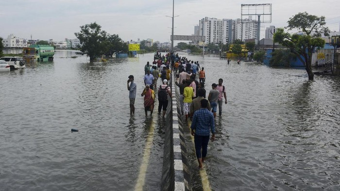 Penampakan Banjir Akibat Badai Terjang India, 13 Orang Tewas National Disaster Response Force (NDRF) rescuers evacuate people from flooded areas following heavy rains along the Bay of Bengal coast in Chennai, India, Tuesday, Dec.5, 2023. Tropical Storm Michaung began making landfall along India's southeastern coastline Tuesday, bringing with it torrential rains and strong winds. (AP Photo)