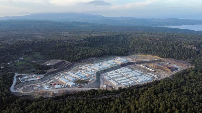 Penampakan Kamp Migran Baru di Yunani yang Penuh Polemik A view of a newly-built migrant camp, planned to operate in 2024, in Vastria, on the island of Lesbos, Greece, December 5, 2023. REUTERS/Elias Marcou