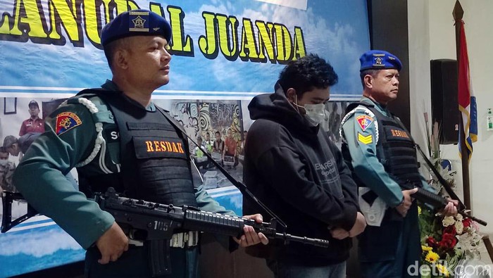 Seorang penumpang pelita air tahan oleh petugas lantaran bercanda membawa bom, rabu (7/12/2023)