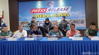 Pria asal Bogor itu awalnya dibantu oleh pramugari bernama Jesika untuk meletakkan tasnya ke kabin pesawat. Jesika lalu bilang ke Surya bahwa tasnya berat.