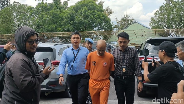 Penampilan tersangka kasus penipuan jemaah haji asal Garut.