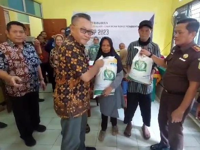 Penyaluran bantuan pangan untuk warga di Karawang.
