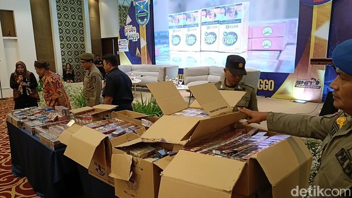 Penyitaan rokok ilegal di Probolinggo.