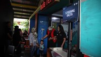 Karyawan BMW Group Indonesia bersama Puskesmas Rorotan juga melakukan pemeriksaan kesehatan kepada warga. 