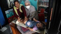 Puskesmas Rorotan juga melakukan penimbangan balita. 