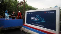 Chief of Program Impact & Creation Save The Children Rosianto Hamid, Director of Communications BMW Group Indonesia Jodie Otania, dan Sekretaris Kelurahan Rorotan Maryam Yusrani melakukan peresmian BMW Safe Space di RPTRA Rorotan Indah, Kamis (7/12/2023).
