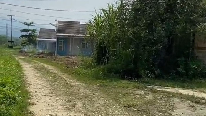 perumahan berkedok syariah yang terbengkalai/Tangkapan layar/TikTok @kurniasalim24