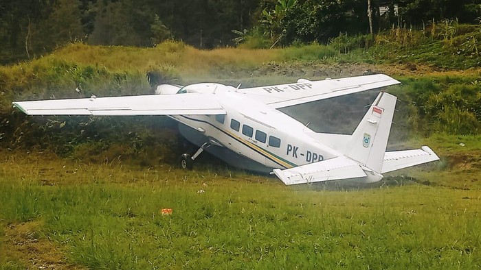 Pesawat Dabi Air tergelincir di Bandara Kogapa, Intan Jaya, Papua Tengah.