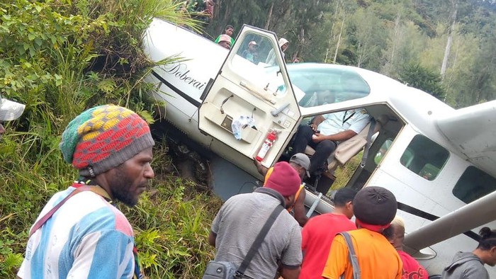 Pesawat Dabi Air tergelincir di Bandara Kogapa, Intan Jaya, Papua Tengah.