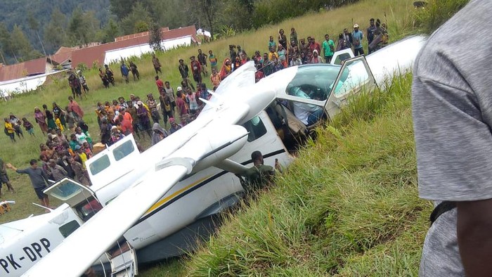 Pesawat Dabi Air tergelincir di Bandara Kogapa, Intan Jaya, Papua Tengah.