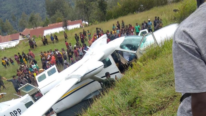 Pesawat Dabi Air tergelincir di Bandara Kogapa, Intan Jaya, Papua Tengah.