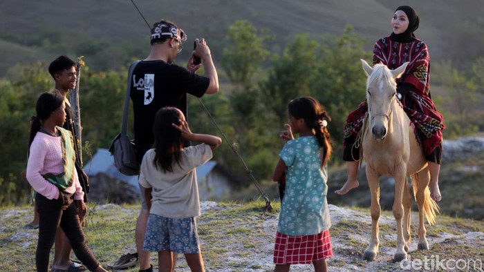 Pesona Bukit Warinding Bukit Warinding merupakan salah satu destinasi wisata di Timur Sumba. Pesona keindahan alamnya membuatnya menjadi incaran wisatawan.