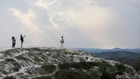 Menariknya, pesona alam savana yang ditawarkan Bukit Warinding selalu berubah mengikuti pergantian musim.  