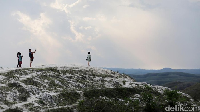 Bukit Warinding merupakan salah satu destinasi wisata di Timur Sumba. Pesona keindahan alamnya membuatnya menjadi incaran wisatawan.