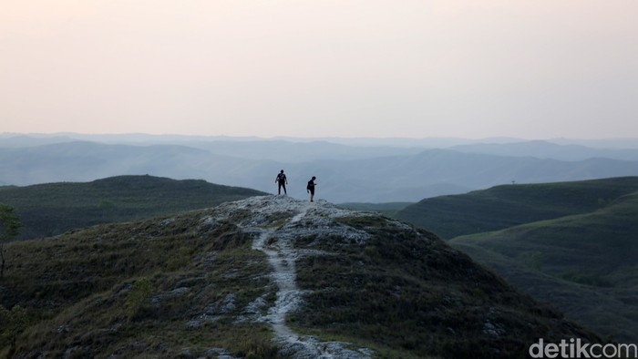 Bukit Warinding merupakan salah satu destinasi wisata di Timur Sumba. Pesona keindahan alamnya membuatnya menjadi incaran wisatawan.
