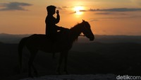 Selain berfoto di atas kuda menggunakan pakaian adat Sumba, traveler bisa trekking sejenak untuk menikmati matahari terbit (sunrise) atau matahari terbenam (sunset) di Bukit Warinding.   
