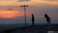 Semburat langit berwarna jingga yang terpancar saat fajar maupun senja terasa syahdu.  