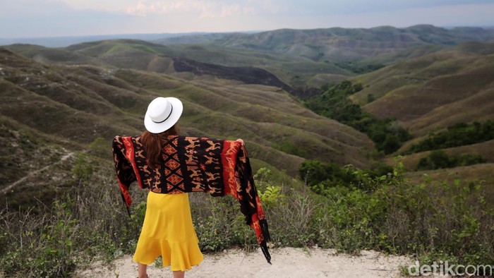 Pesona Bukit Warinding Bukit Warinding merupakan salah satu destinasi wisata di Timur Sumba. Pesona keindahan alamnya membuatnya menjadi incaran wisatawan.