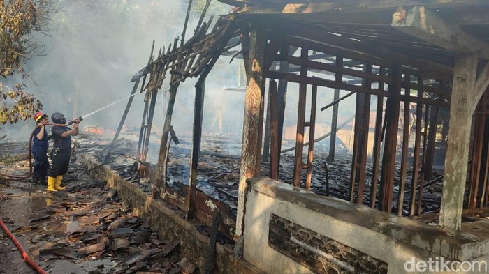 Petugas Damkar Satpol PP Boyolali memadakamkan api yang membakar rumah warga Pakang, Andong, Boyolali.